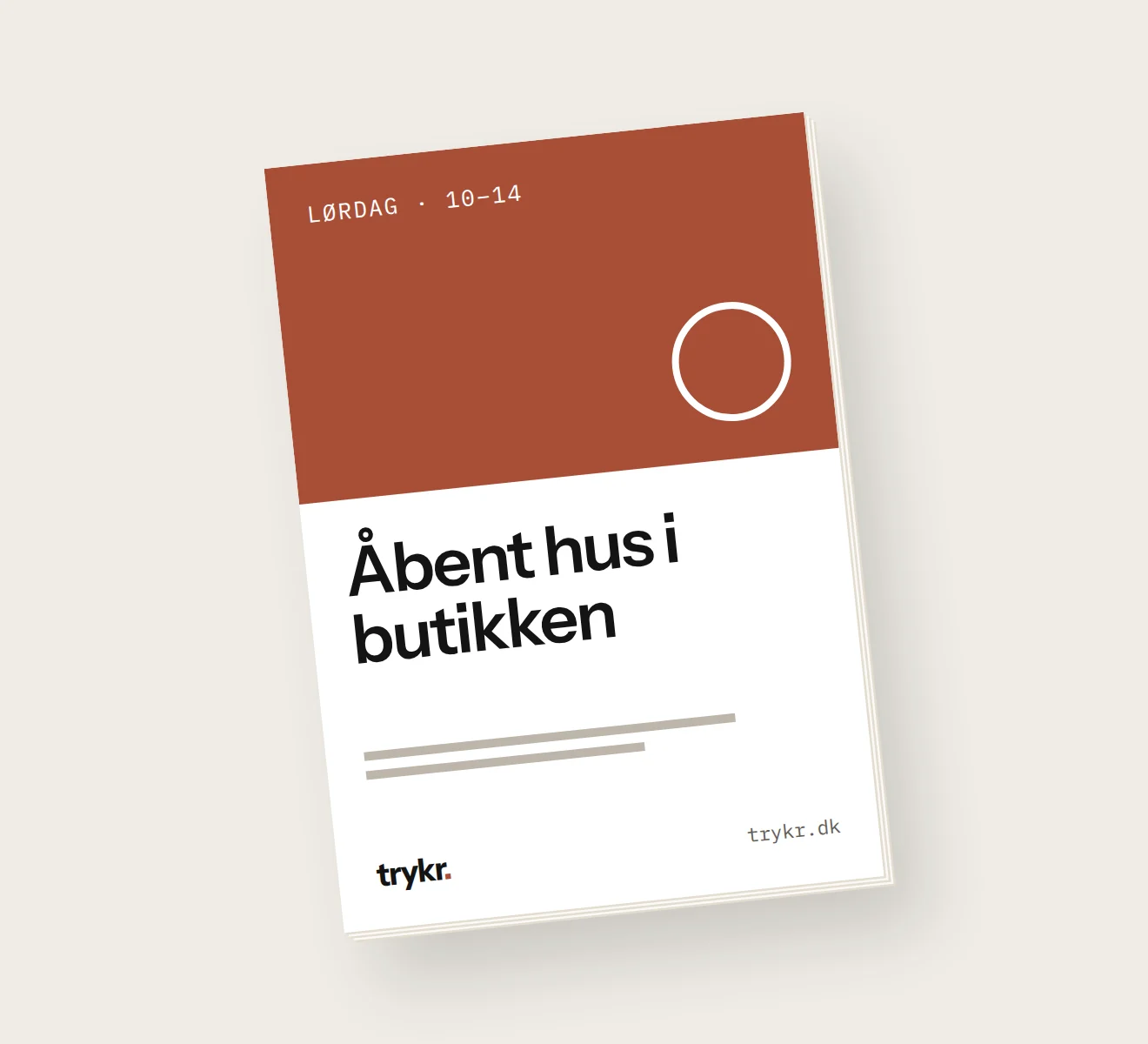 A5-flyer i fuldfarve oven på en stak flyers