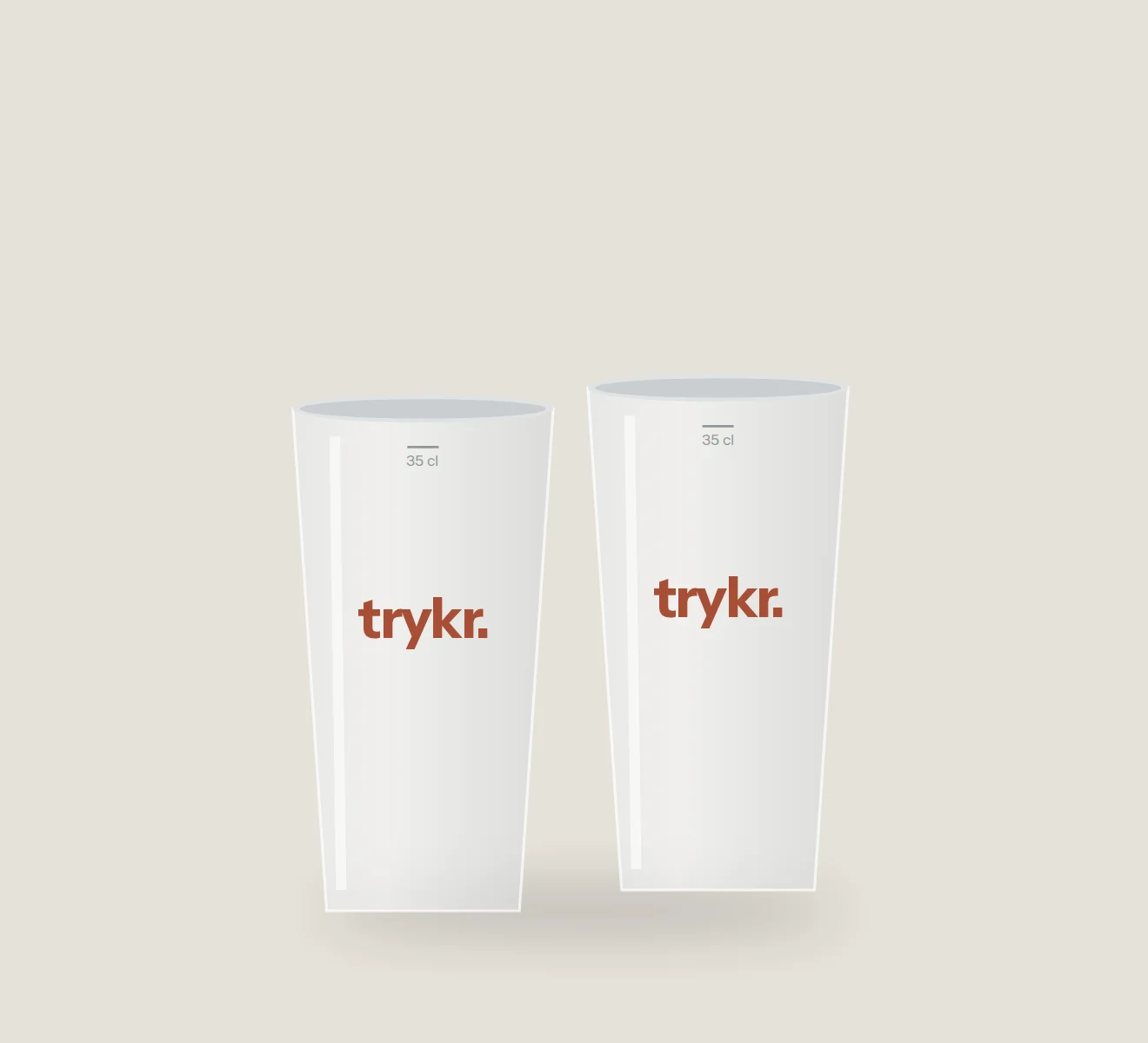 To frostede plastkopper med trykt logo